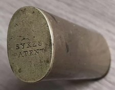 AN ANTIQUE, ''SYKES PATENT", 1.3/4 oz, DOUBLE ENDED BRASS SHOT CHARGER.