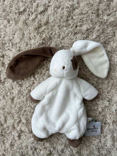 Bunnies the bay white - by,