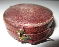 ANTIQUE LEATHER SOVEREIGN CASE