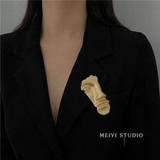 Large gold face mask brooch - gold,