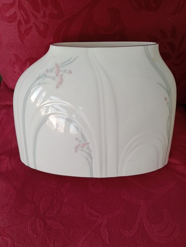Royal doulton porcelain vase - royal,