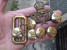 WW2 PERIOD RAF WARRANT OFFICER'S CAP BADGE, BUTTONS & BELT BUCKLE.