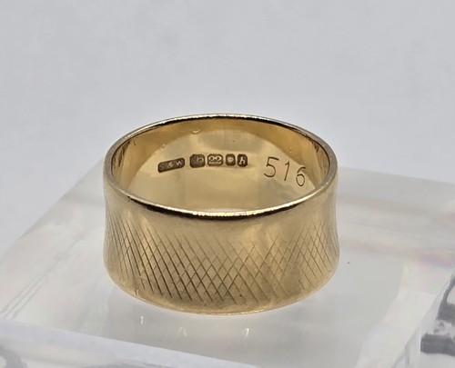 Solid 22ct yellow gold - gold, etched