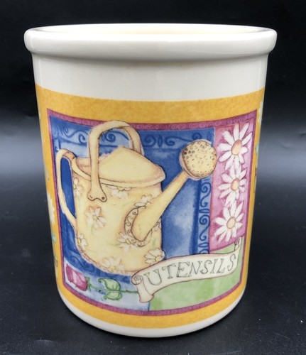 Green pottery cloverleaf - t,