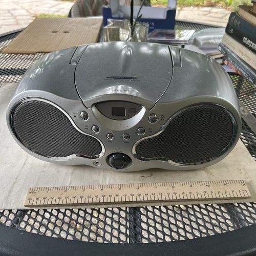 Hitachi portable radio cd - fm,