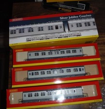 Hornby 'OO' Gauge R4168 L.N.E.R. "Silver Jubilee" 3 x Coach Pack Boxed