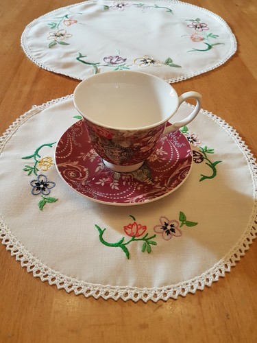 Vintage embroidered table - 2,
