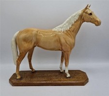 Berwick Palomino Hunter horse and base.