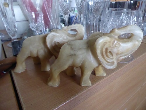 Alabaster elephants in - ?,