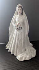 Rare Royal Worcester Her Majesty Queen Elizabeth II Fine China Figurine SU954