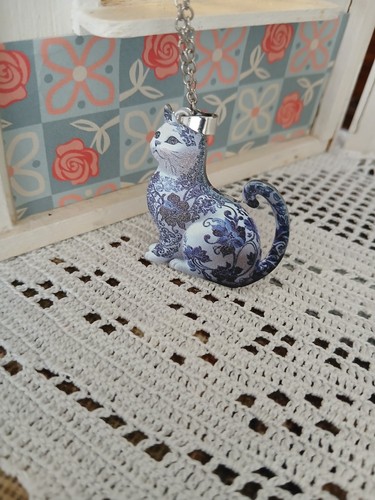 Blue and white resin - blue,