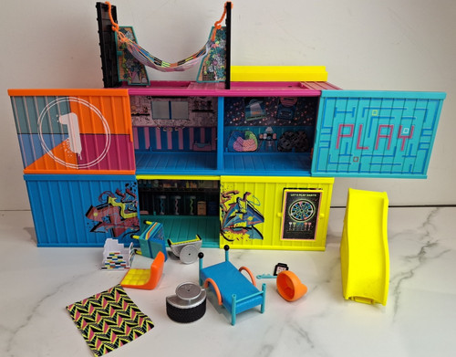Surprise clubhouse - l.o.l.,