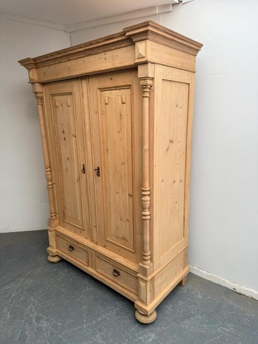 Cracking columned victorian - cracking,