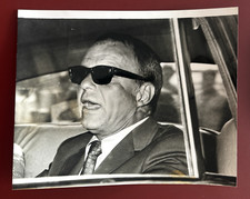 'FRANK SINATRA AT LONDON AIRPORT' VINTAGE 8 X 10 ORIGINAL 1968 PRESS PHOTO