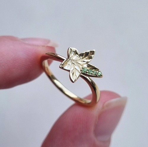 Hallmarked 9ct yellow rose - &,