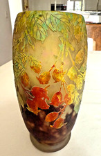 DAUM NANCY CAMEO MULTICOUCHE. SIGN 1900. WITH LOVELY DECORATION.21 CM HIGH.