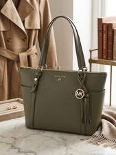 Michael Kors Voyager Medium