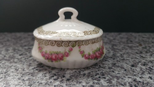 Little lidded trinket pot - lidded,