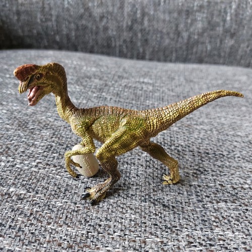 Papo oviraptor with egg - oviraptor,