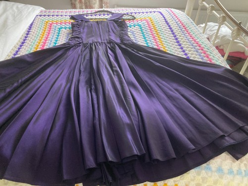 Stunning vintage evening dress - stunning,