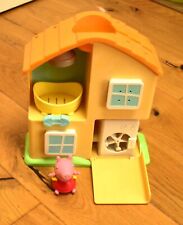 Toomies TOMY Peppa’s House Bath Playset Peppa Pig Toy Window Sprinklers and Wash