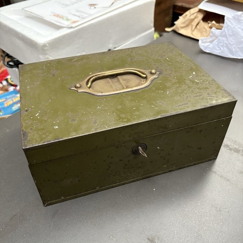 Vintage military green metal - green,