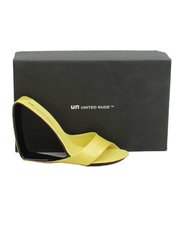 United nude women - nude, sandals