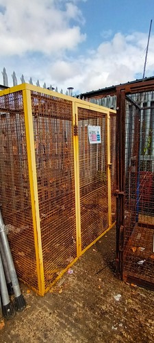Lockable gas cylinder - gas, cage