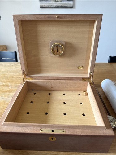 Vintage cedar lined - lined, humidor