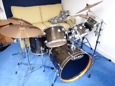 Complete drum kit with cymbals