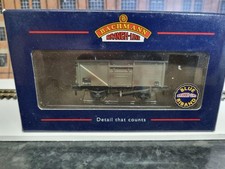 Bachmann 37-227A 16T Steel Mineral Wagon with Top Flat Doors. Weathered.