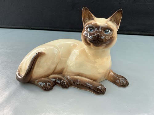 Beswick siamese cat lying - ,