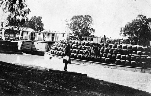 Paddlesteamer towing large - towing,