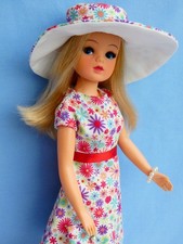 Sindy 1983 Hong Kong  Basic Doll, Brunette, Hard Head + Outfit - Stunning Doll