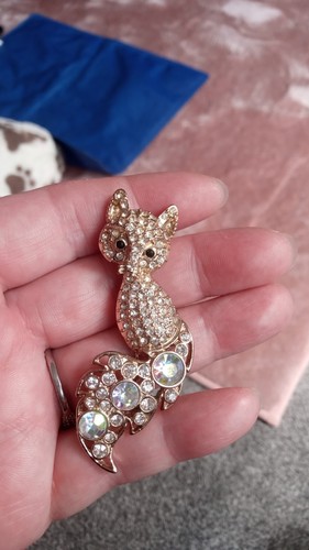 Gold fox with - , stone