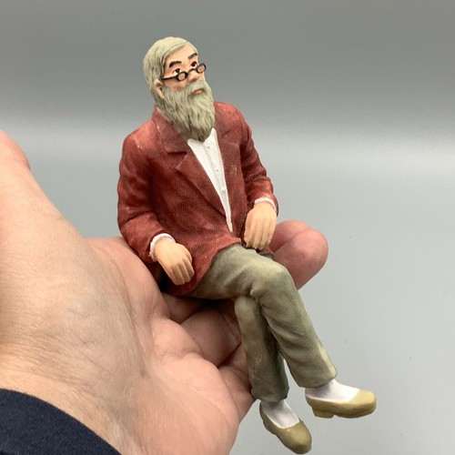 Dolls house resin seated - 1:12,