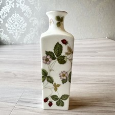 Wedgwood wild strawberry bud - wedgwood,