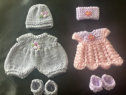 Hand knitted dolls clothes - , to