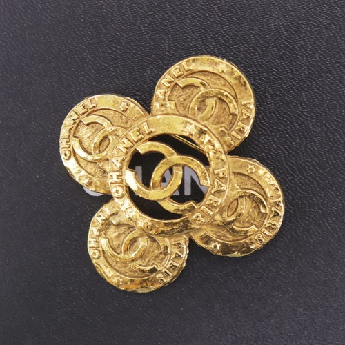 Chanel logos clover motif - chanel,