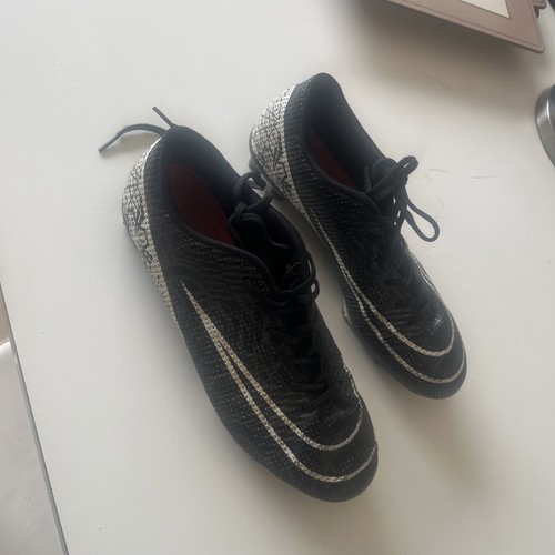Mens new football boots firm - new,