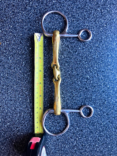 Neue schule hanging cheek