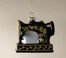 RETRO SEWING MACHINE GLASS CHRISTMAS BAUBLE HANGING DECORATION. BOXED. 7X7X4CM