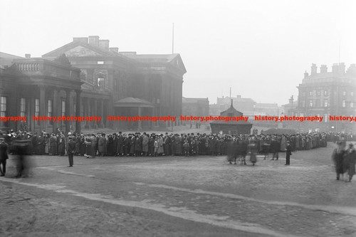 F021669 people awaiting - f021669, an