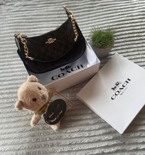 Coach Signature Shoulder Bag – Excellent Condition – Comes with Box & Extra Stra