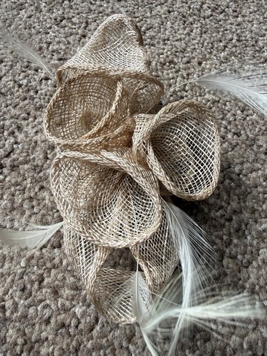 Stunning elegant fascinator - stunning,