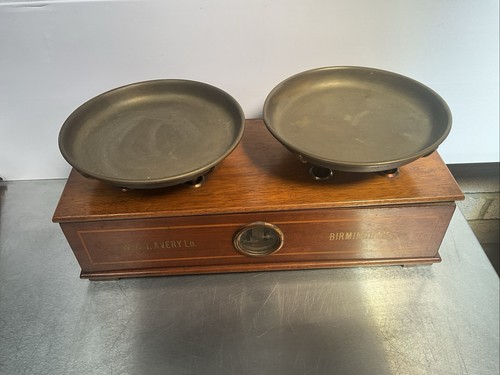 Antique weighing scales - , w.&t