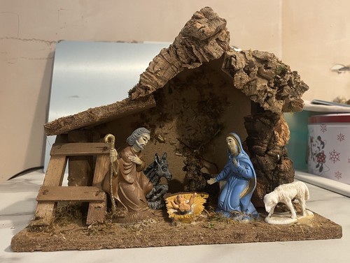 Vtg small nativity scene - small,