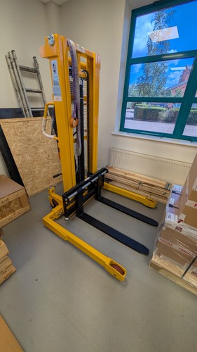 Straddle leg stacker - straddle,
