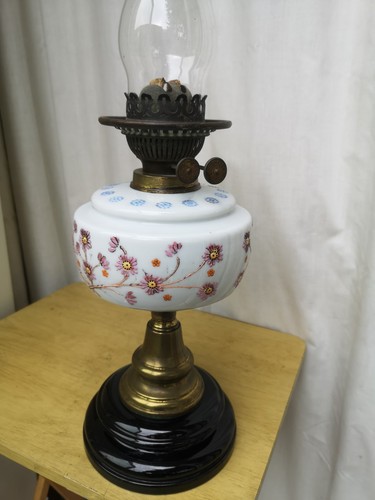 Pretty antique oil lamp with - ,