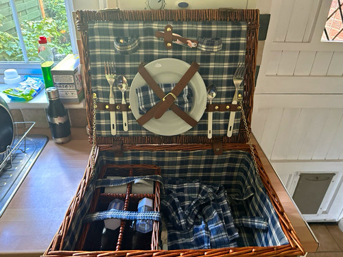 Wicker picnic basket ware - &,